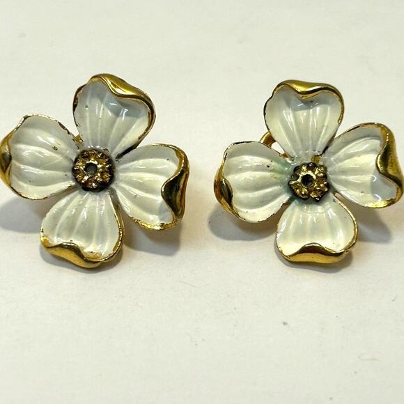 Vintage Crown Trifari Dogwood Flower Enameled Brooch Earring Set - Picture 3 of 6